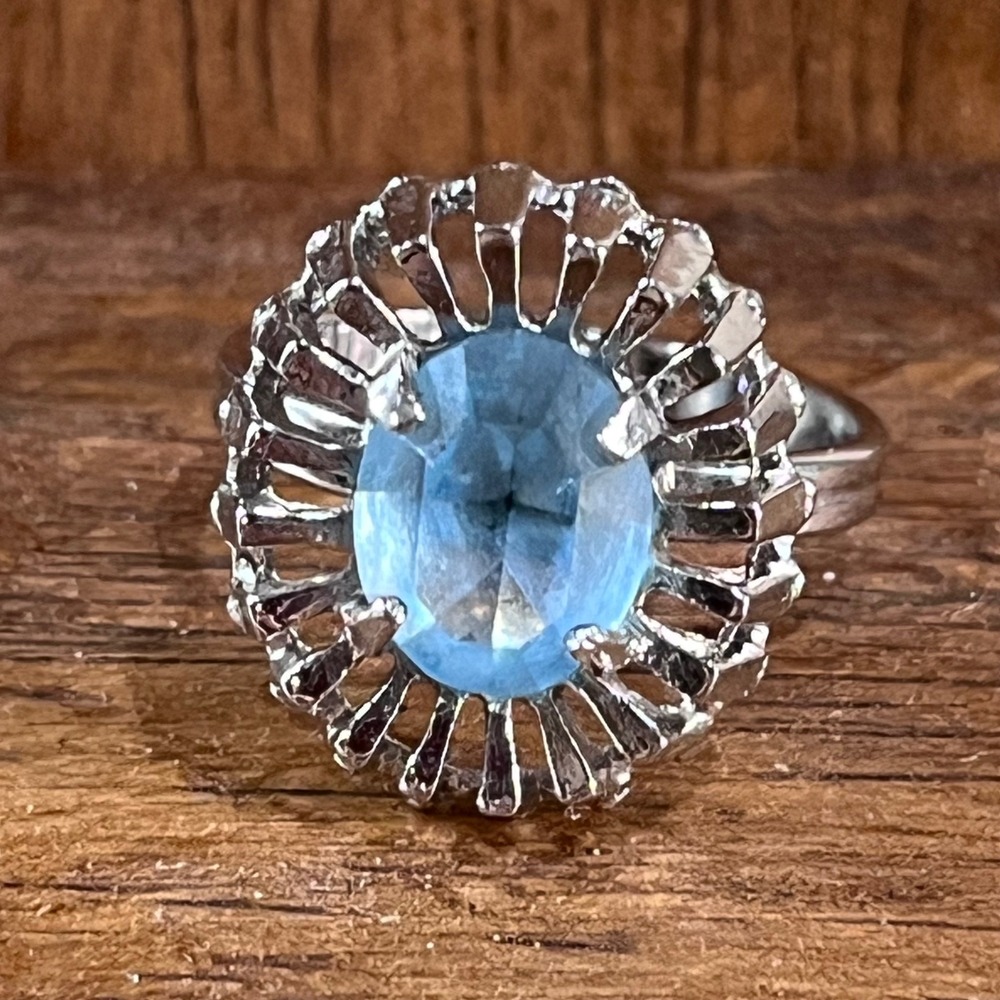 Vtg Sarah Coventry UV Reactive Blue Rhinestone Gold Tone Adjustable Ring